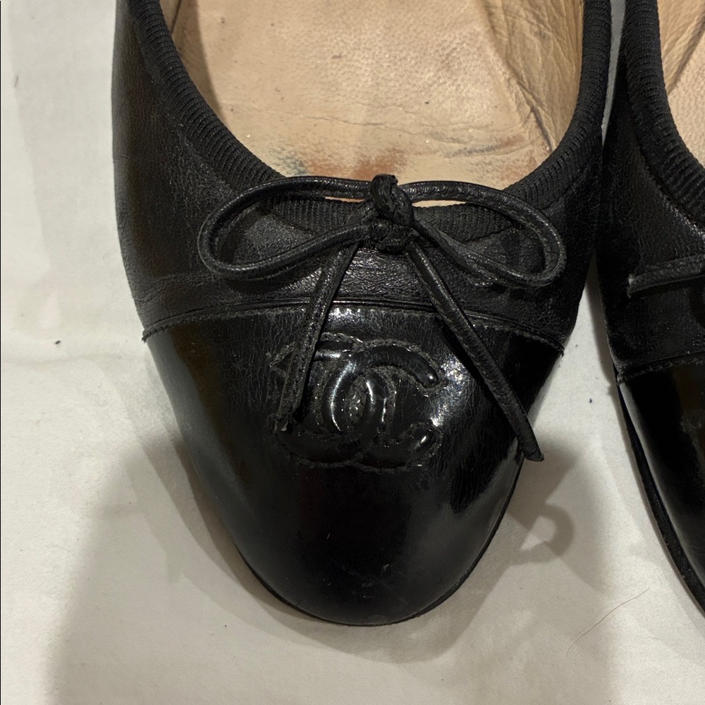 CHANEL Black Leather Ballet Flats with Logo Detail size 36.5 - Picture 5 of 5